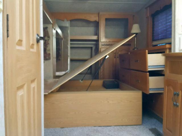 4YDF350245D514804 - 2005 KEYSTONE MONTANA WHITE photo 7