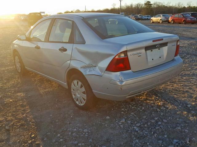 1FAHP34NX6W112869 - 2006 FORD FOCUS ZX4 SILVER photo 3