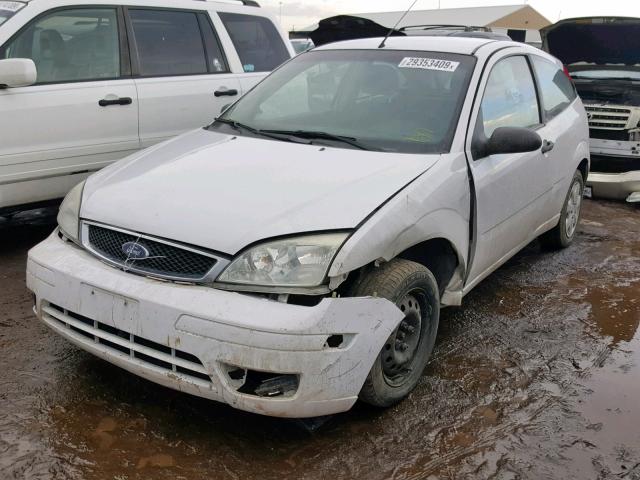 1FAFP31N07W230913 - 2007 FORD FOCUS ZX3 WHITE photo 2