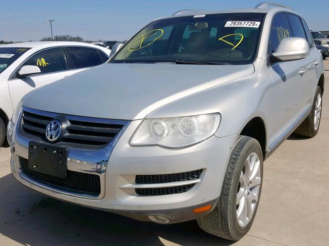 WVGFK7A93AD000087 - 2010 VOLKSWAGEN TOUAREG TD SILVER photo 2