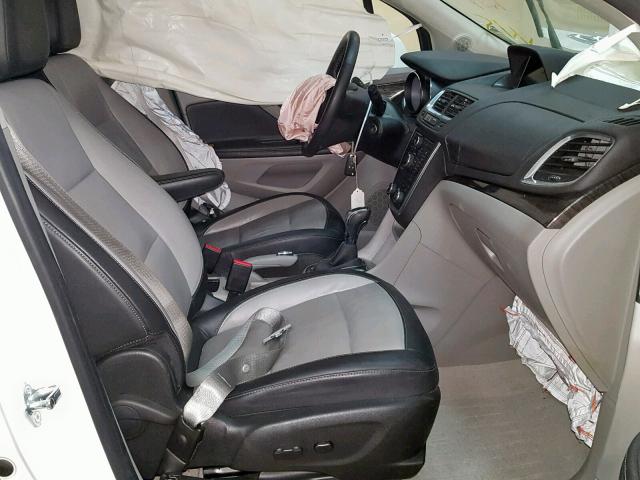 KL4CJCSB0GB587013 - 2016 BUICK ENCORE WHITE photo 5