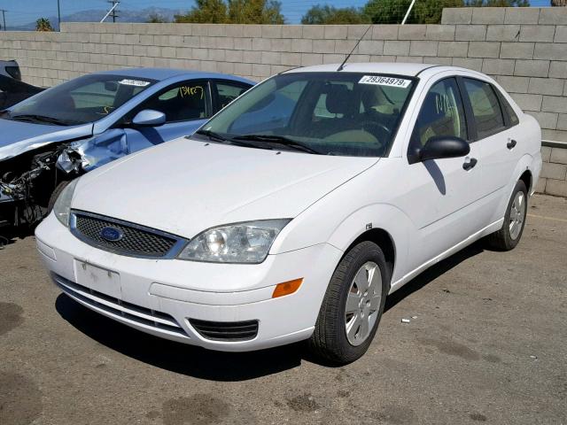 1FAHP34N97W359625 - 2007 FORD FOCUS ZX4 WHITE photo 2