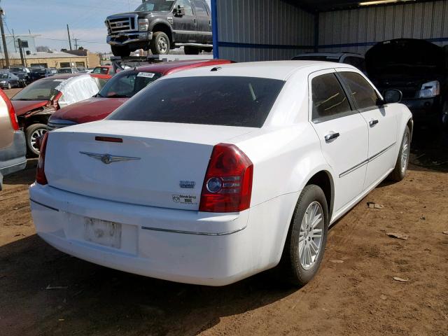 2C3CA5CV2AH284408 - 2010 CHRYSLER 300 TOURIN WHITE photo 4