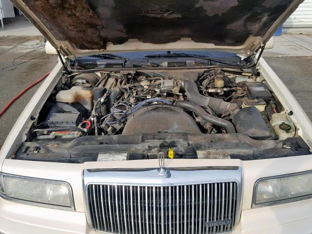 1LNLM83W5VY638409 - 1997 LINCOLN TOWN CAR C CREAM photo 7