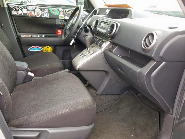 JTLKE50EX81002397 - 2008 TOYOTA SCION XB SILVER photo 5