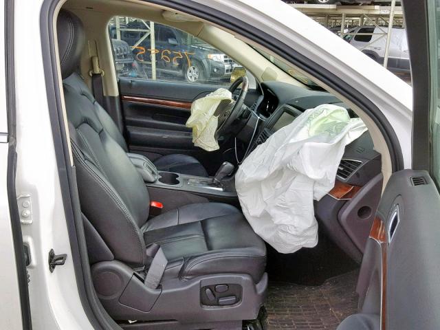 2LMHJ5AT6DBL53336 - 2013 LINCOLN MKT WHITE photo 5