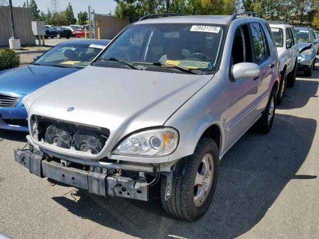 4JGAB54E12A295622 - 2002 MERCEDES-BENZ ML 320 SILVER photo 2