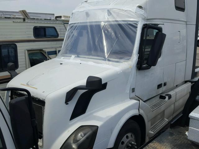 4V4NC9EH5FN175781 - 2015 VOLVO VN VNL WHITE photo 2