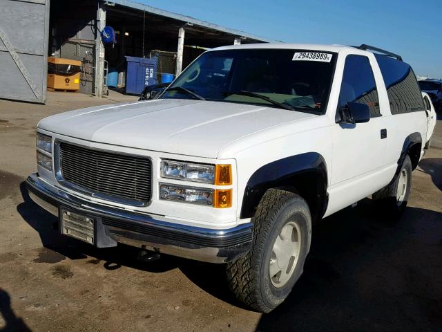 3GKEK18R3TG517077 - 1996 GMC YUKON WHITE photo 2