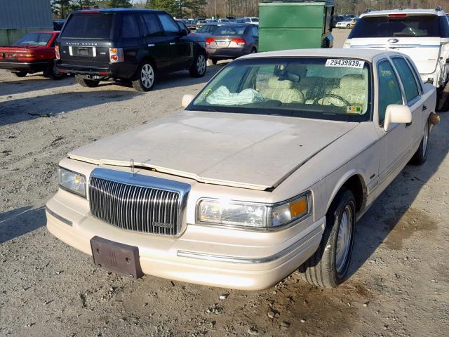 1LNLM83W1VY662044 - 1997 LINCOLN TOWN CAR C WHITE photo 2