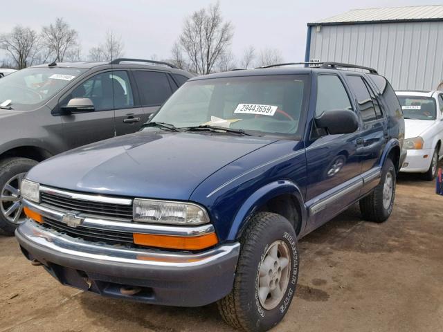 1GNDT13W6YK119385 - 2000 CHEVROLET BLAZER BLUE photo 2