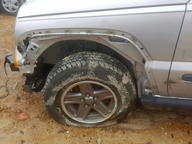 1J4GL38K75W640914 - 2005 JEEP LIBERTY RE SILVER photo 9