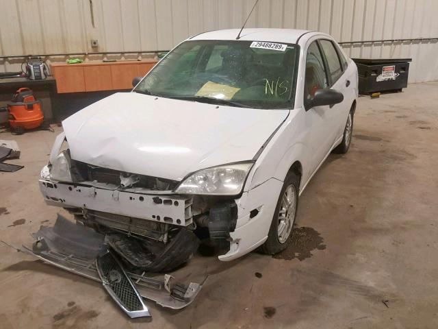 1FAFP34N56W100393 - 2006 FORD FOCUS ZX4 WHITE photo 2