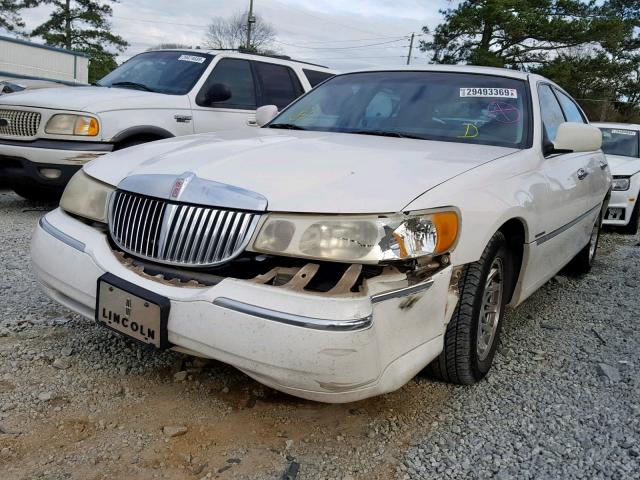 1LNHM82W8XY631108 - 1999 LINCOLN TOWN CAR S WHITE photo 2