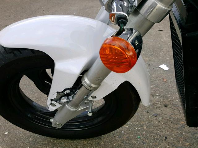 JS1VS56A5F2100230 - 2015 SUZUKI VZ800 WHITE photo 9