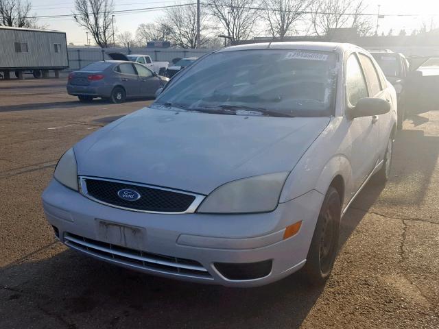 1FAFP34N76W239473 - 2006 FORD FOCUS ZX4 SILVER photo 2