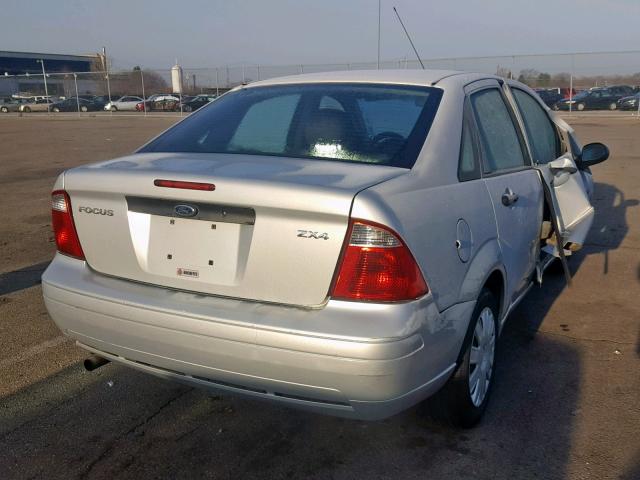 1FAFP34N76W239473 - 2006 FORD FOCUS ZX4 SILVER photo 4