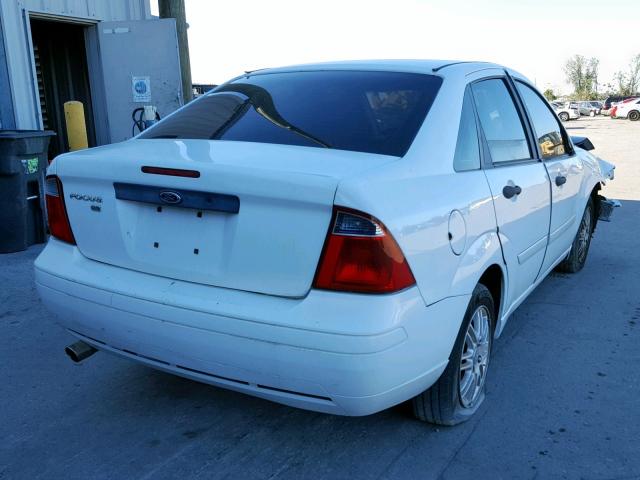 1FAFP34N37W237446 - 2007 FORD FOCUS ZX4 WHITE photo 4