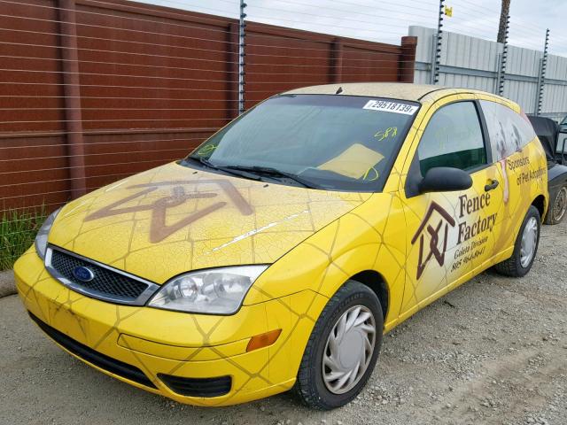 1FAFP31N87W200946 - 2007 FORD FOCUS ZX3 YELLOW photo 2
