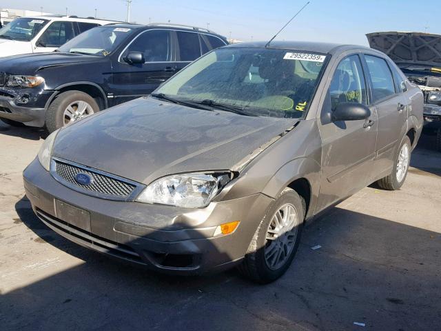 1FAFP34N25W147587 - 2005 FORD FOCUS ZX4 GOLD photo 2