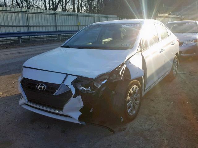 3KPC24A38JE022117 - 2018 HYUNDAI ACCENT SE WHITE photo 2