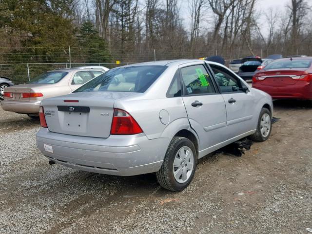 1FAFP34NX6W123622 - 2006 FORD FOCUS ZX4 GRAY photo 4