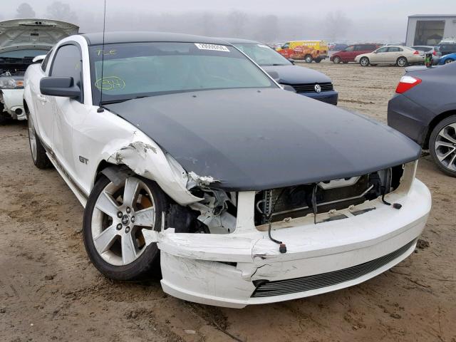 1ZVFT82H365237500 - 2006 FORD MUSTANG GT WHITE photo 1