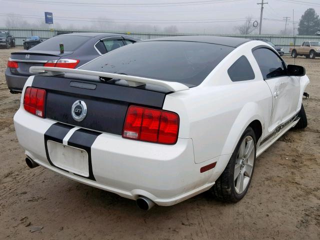 1ZVFT82H365237500 - 2006 FORD MUSTANG GT WHITE photo 4