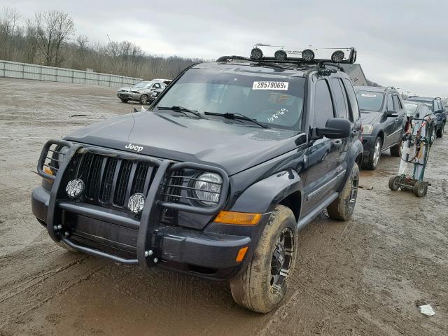 1J4GL38K75W639794 - 2005 JEEP LIBERTY RE BLACK photo 2