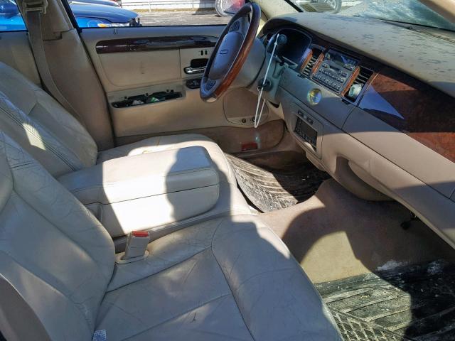 1LNHM83W91Y680324 - 2001 LINCOLN TOWN CAR C WHITE photo 5