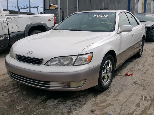 JT8BF28G7W0122723 - 1998 LEXUS ES 300 WHITE photo 2