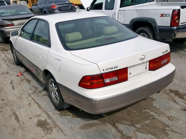 JT8BF28G7W0122723 - 1998 LEXUS ES 300 WHITE photo 3