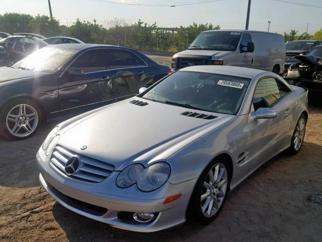 WDBSK71F17F134066 - 2007 MERCEDES-BENZ SL 550 SILVER photo 2