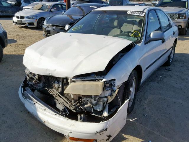 1HGCD5625SA136937 - 1995 HONDA ACCORD DX WHITE photo 2