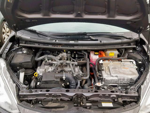 JTDKDTB34G1139896 - 2016 TOYOTA PRIUS C GRAY photo 7