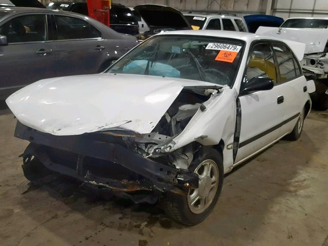 1Y1SK5282WZ443379 - 1998 CHEVROLET GEO PRIZM WHITE photo 2