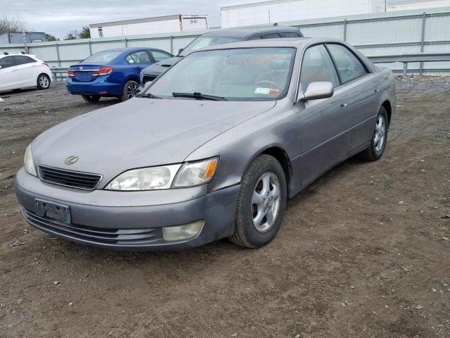 JT8BF22G0V0046432 - 1997 LEXUS ES 300 GRAY photo 2