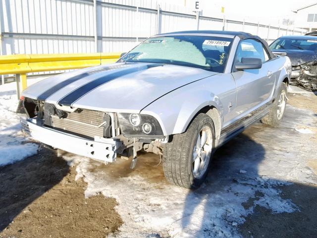 1ZVFT84N375300504 - 2007 FORD MUSTANG SILVER photo 2