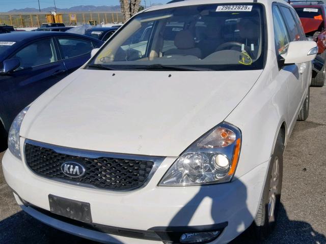 KNDMG4C78E6577506 - 2014 KIA SEDONA LX WHITE photo 2