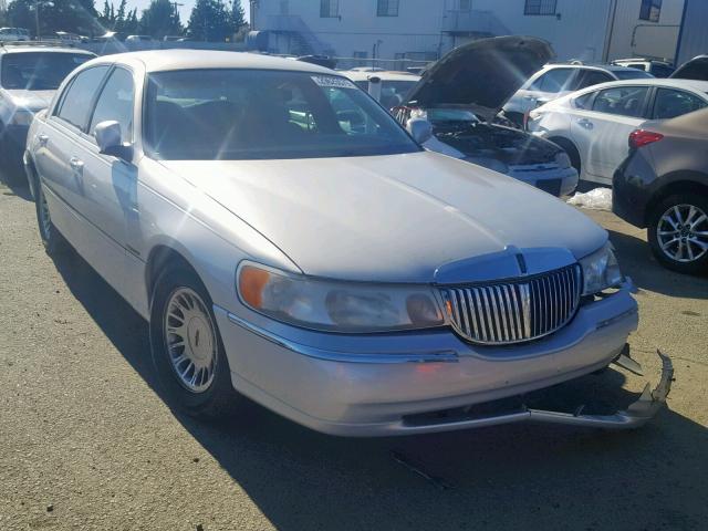 1LNHM83W0XY631425 - 1999 LINCOLN TOWN CAR C SILVER photo 1