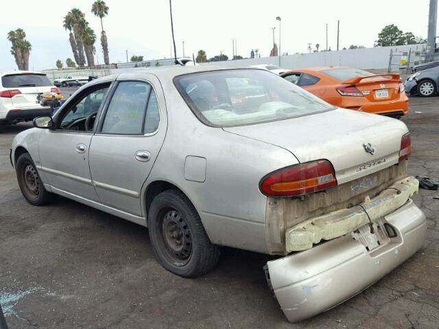 1N4BU31F8PC129717 - 1993 NISSAN ALTIMA XE SILVER photo 3