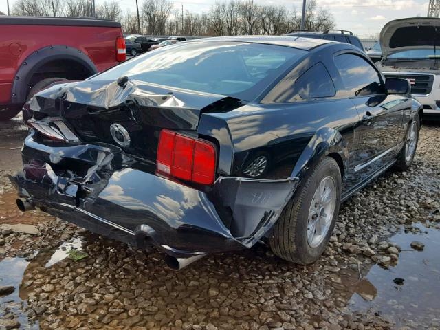 1ZVFT82H675266281 - 2007 FORD MUSTANG GT BLACK photo 4