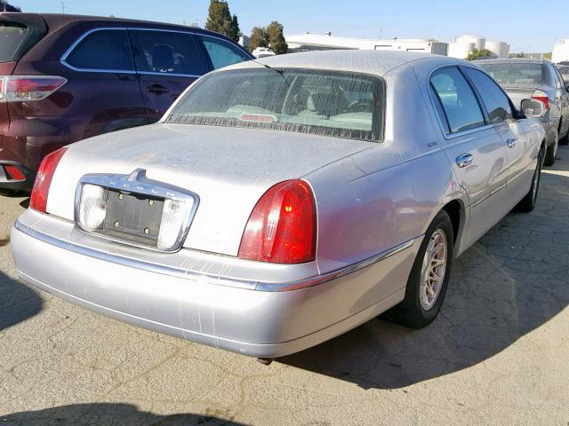 1LNFM82W4WY626039 - 1998 LINCOLN TOWN CAR S SILVER photo 4