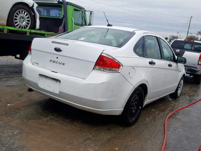 1FAHP34N98W249157 - 2008 FORD FOCUS S/SE WHITE photo 4