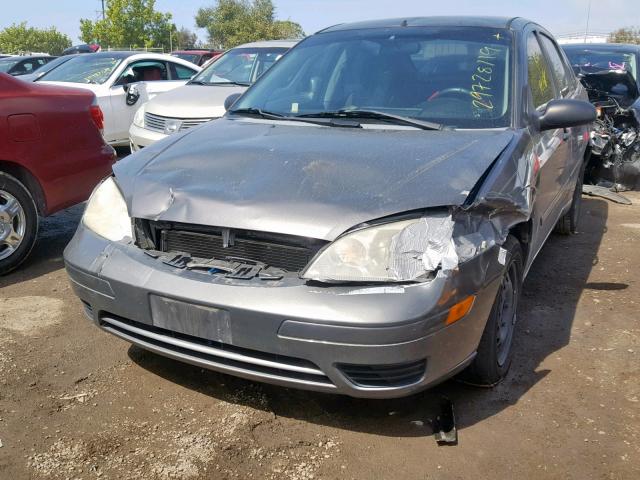 1FAFP34N96W101059 - 2006 FORD FOCUS ZX4 GRAY photo 2