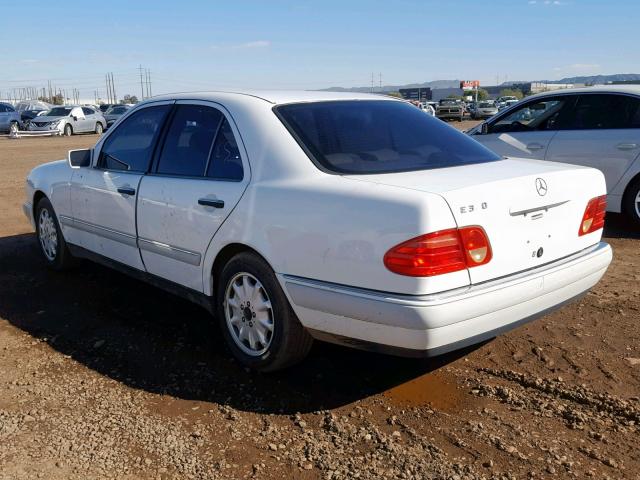 WDBJF55F5VA355288 - 1997 MERCEDES-BENZ E 320 WHITE photo 3