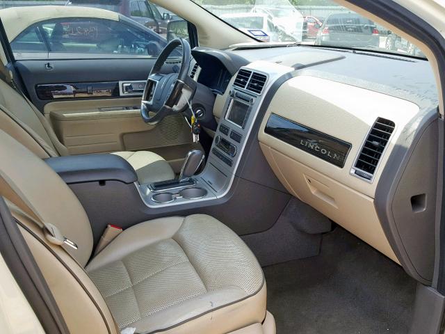 2LMDU68C58BJ03559 - 2008 LINCOLN MKX CREAM photo 5