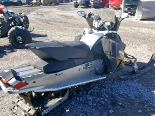 2BPSUCBA1BV000156 - 2011 SKI DOO MX Z TNT TWO TONE photo 4