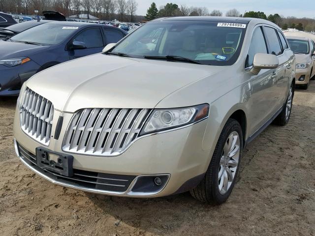 2LMHJ5FR8ABJ17960 - 2010 LINCOLN MKT GOLD photo 2