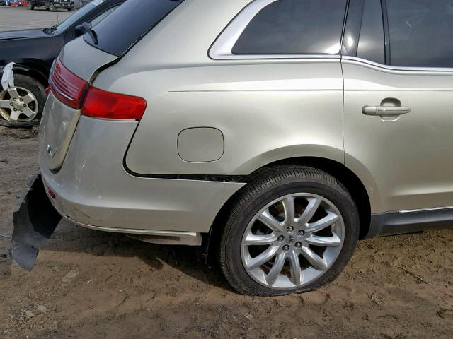 2LMHJ5FR8ABJ17960 - 2010 LINCOLN MKT GOLD photo 9